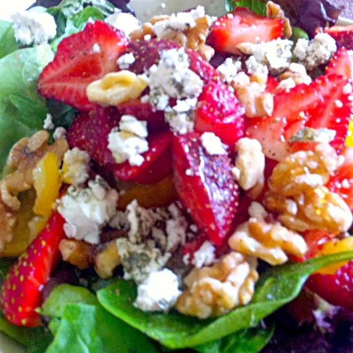 Mixed berries, walnuts and herbed goat cheese salad|virginia frasseさん