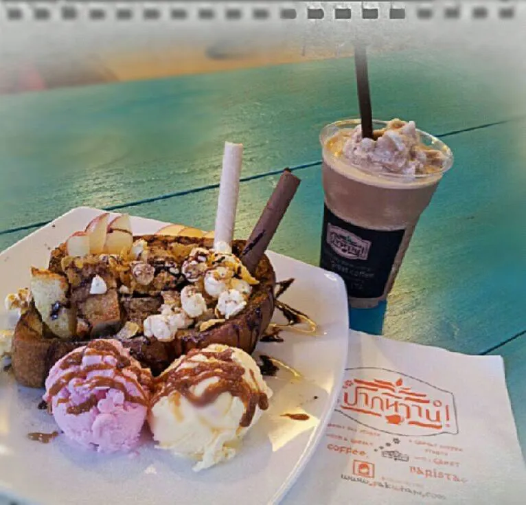 honey toast and mocca frappe at Pakwan Coffee Cafe, Ramintra Rd.  Soi5, Thailand|ChomChuanChim (ชมชวนชิม)さん