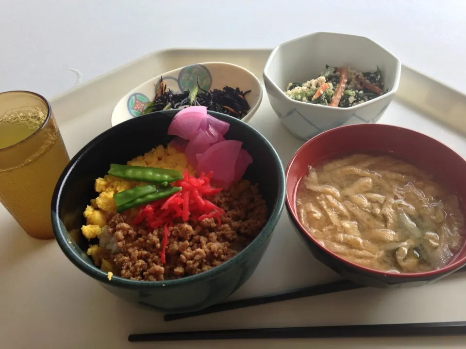 ミニそぼろ丼と小鉢2個で470円|PegaOさん