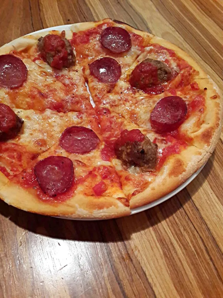 Meatball and sausage pizza|Erin Leeさん