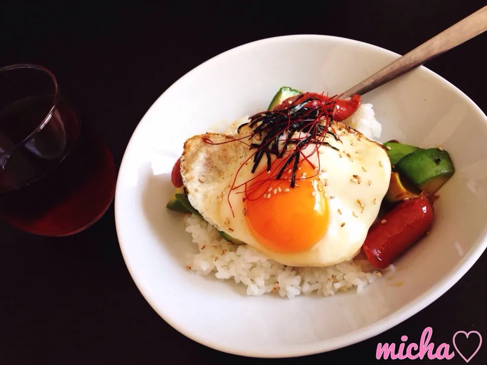 Snapdishの料理写真:アボカドとソーセージの照り丼♡|micha♡さん