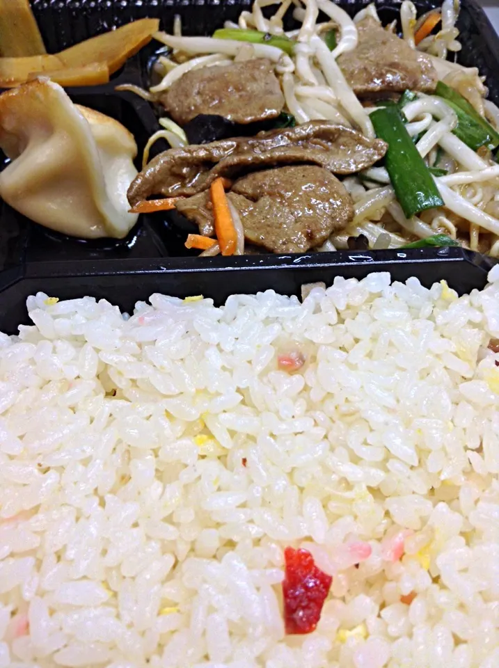 ランチは、売れ残りの中華弁当（炒飯、レバニラ炒、味付メンマ）、300円。|Takashi H.さん