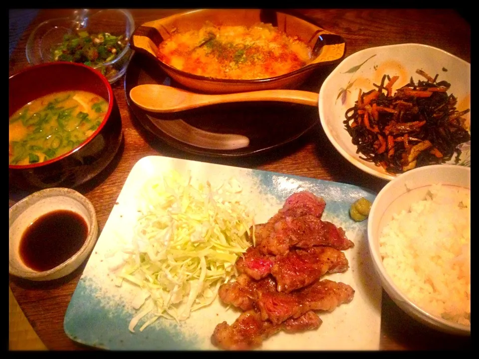 牛ヒレ焼肉と鹿尾菜と人参と油揚げの煮物と茄子とオクラのホワイトソースグラタンとなめこのお味噌汁とオクラの鰹節和え|トキロックさん