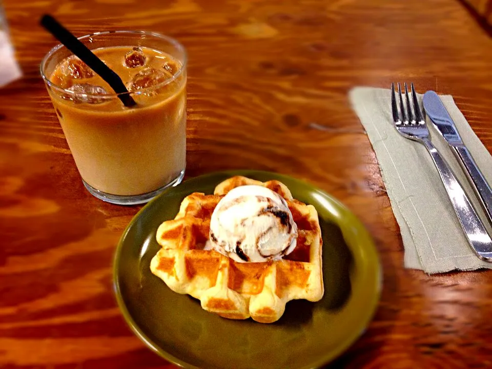 Snapdishの料理写真:季節のワッフル(はっさく)+チョコマーブルアイスクリームとアイスカフェオレ|きょろさん