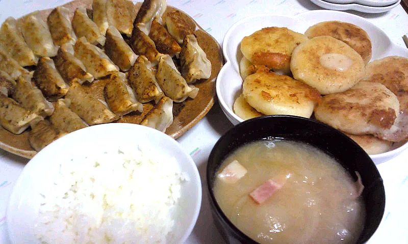 ギョーザ☆チーズ入りポテトもち☆お味噌汁|みぽりんさん