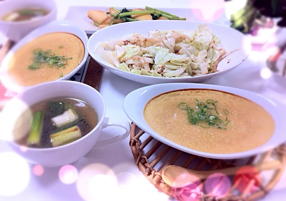 Snapdishの料理写真:晩御飯♡山芋ふわふわ焼き、キャベツの梅おかか和え、かぶの生姜焼き、長ネギコンソメスープ|shiopiさん