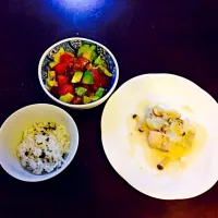 シャケのクリーム煮  アボカドとマグロのサラダ  ワカメご飯|ずんこさん