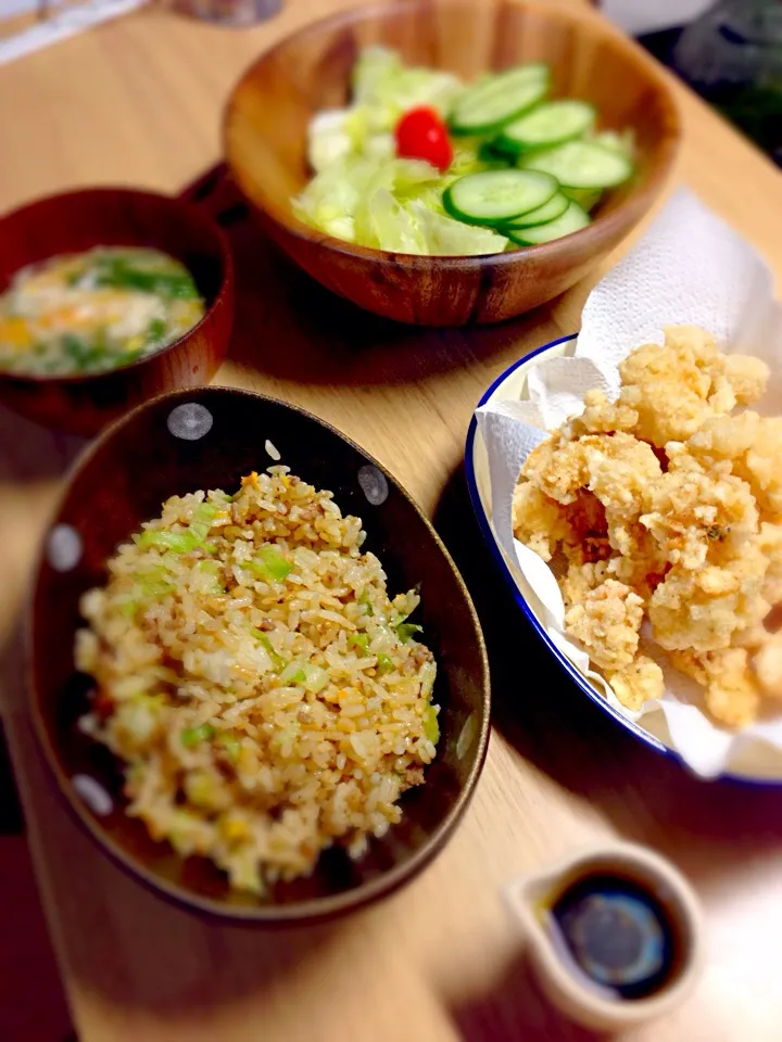 夕飯＊レタス炒飯・ホルモン唐揚げ・ニラ玉味噌汁・サラダ。|おみちゃ🍄さん