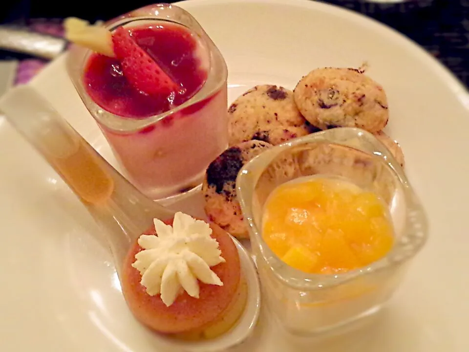 one of each kind... desserts!|enihsさん