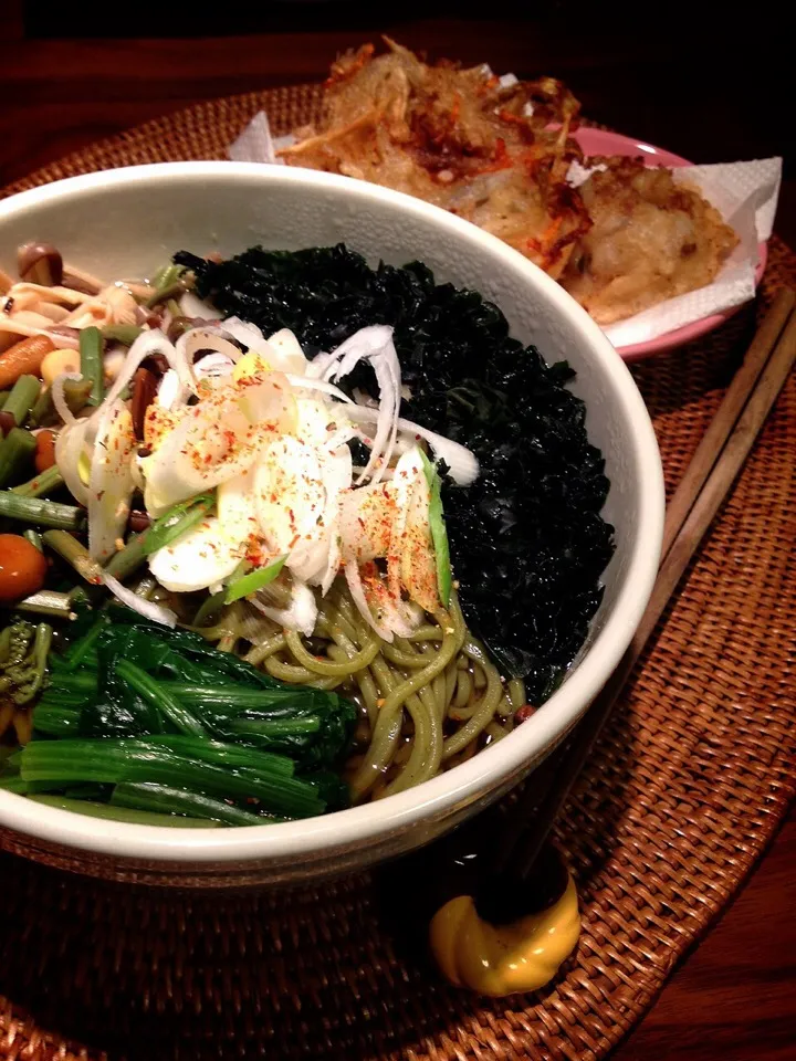 山菜・ほうれん草・わかめ・ねぎの茶そばをかっ食らう😁 ダイエット中だから…天ぷらはおあずけ✨|KAZUTOさん