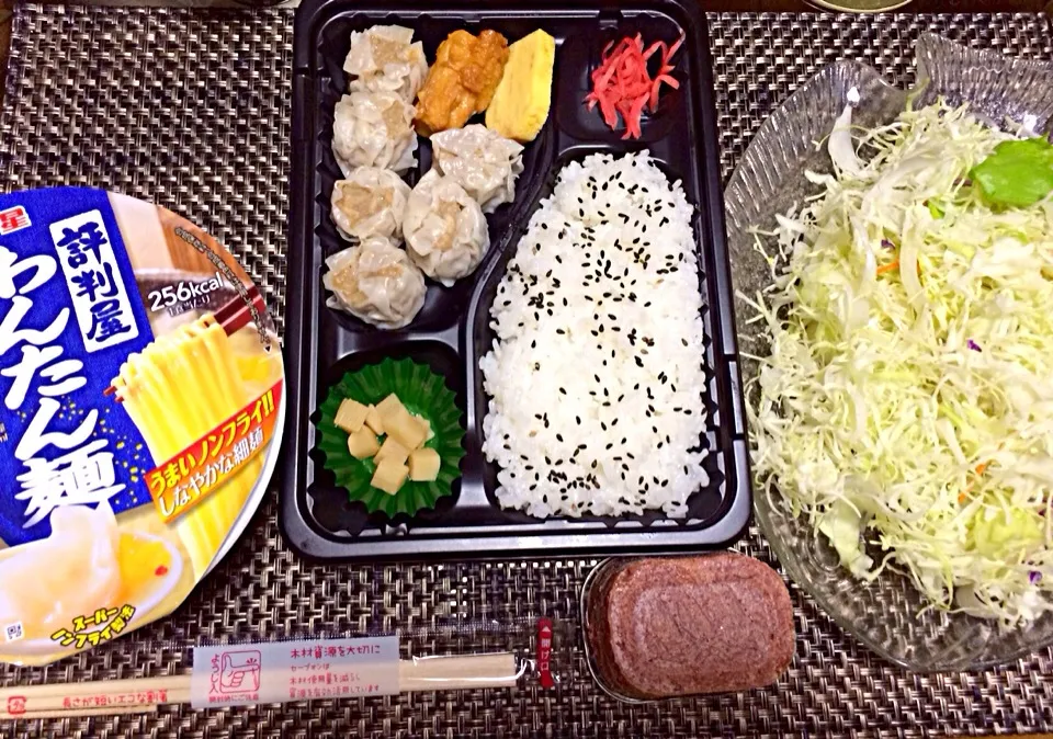 Snapdishの料理写真:#夕飯 塩味ワンタン麺、野菜、まるごとコンビーフ、シュウマイ弁当(半額)。唐揚げの中にカラシが仕込まれているので、ちょっとづつかじりながらシュウマイ食べるのがベスト。|ms903さん