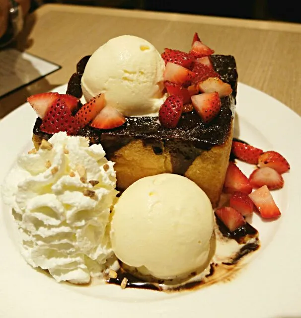 Honey toast with strawberry topping& Vanilla icecream @after you|ครัวอิอ้วน... Chubby Cookさん