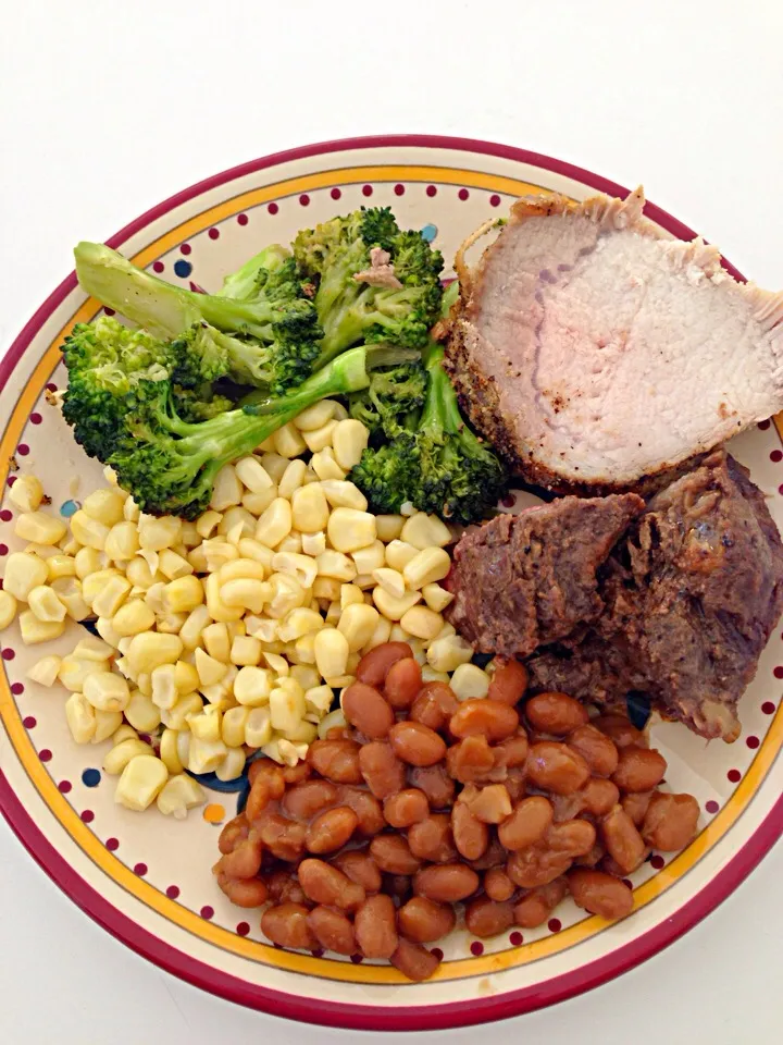 Steak, pork loin, broccoli, corn, and beans. LUNCH|AAさん