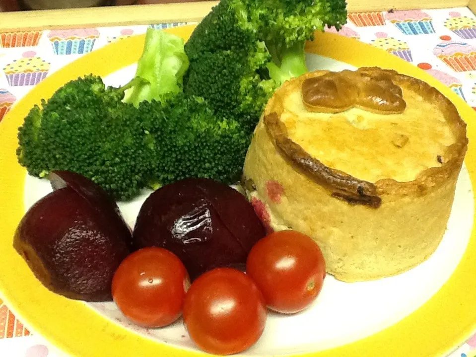 Mushroom pie, broccoli and beetroot|Alan (Fred) Pipesさん