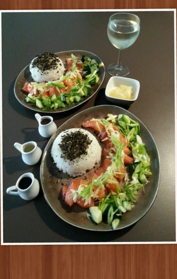 Umami Pandan with salmon sashimi dressed with garlic, ginger, avocado and cucumber.|Frank&Jolanda - Eteninbeeldさん