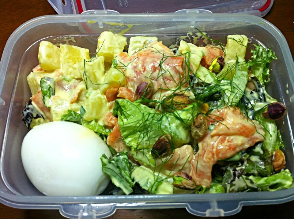 My lunch box for tomorrow. Smoked salmon and potato salad, kewpie mayo, fennel and pistachio|Nick Ekasinghさん