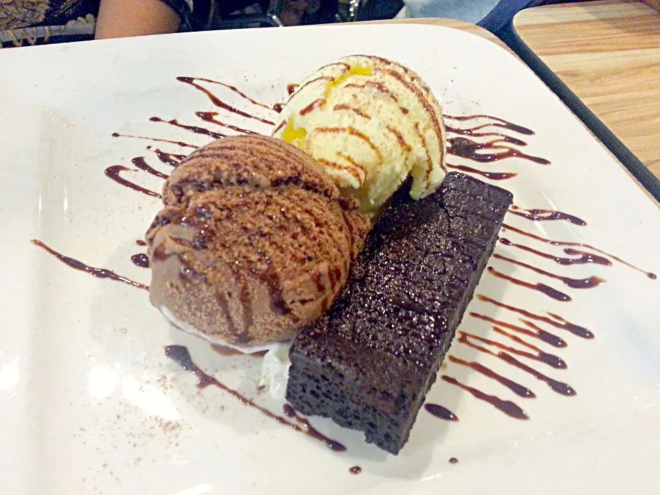 Brownie with Ice Creams|Tommy Lowさん