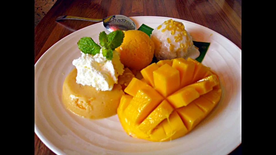 Mango Sticky Rice with Mango Ice Cream & Mango Pudding|Tommy Lowさん