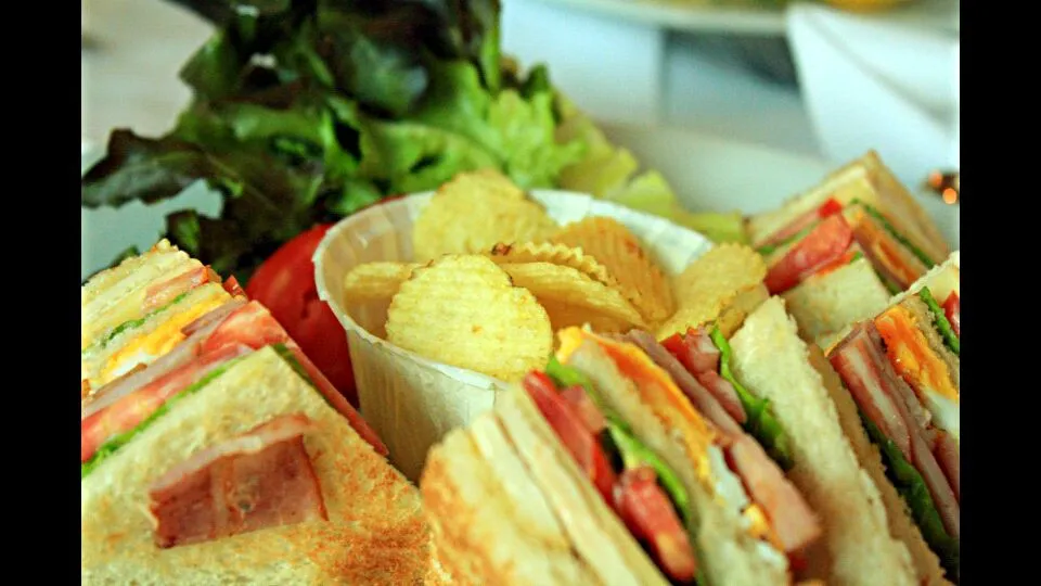 Snapdishの料理写真:Club Sandwich with Chips|Tommy Lowさん