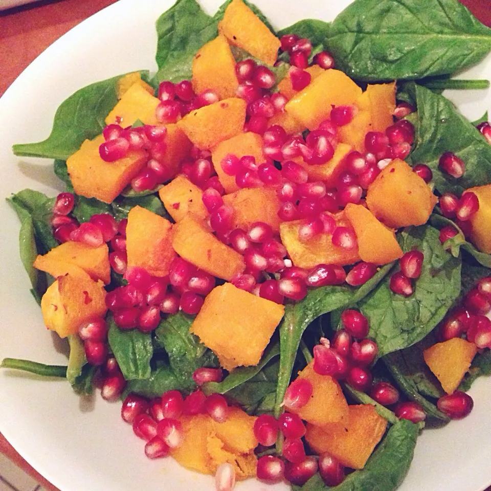 Roasted pumpkin on spinach with pomegranate seeds|Rianneさん