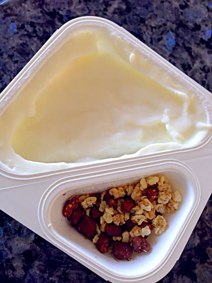 Snack - lowfat yogurt with crispy crunch|AAさん