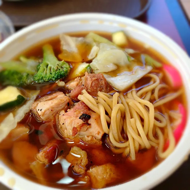 ラーメンとあったのでつい頼んだら、美味しくはあったが私の知るラーメンではなかった食べ物|うきさん