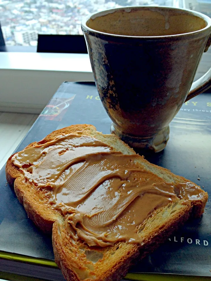 Peanut butter toast the breakfast of champions|lauren shannonさん