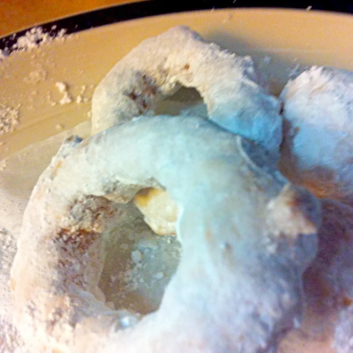 Powdered sugar donuts|virginia frasseさん