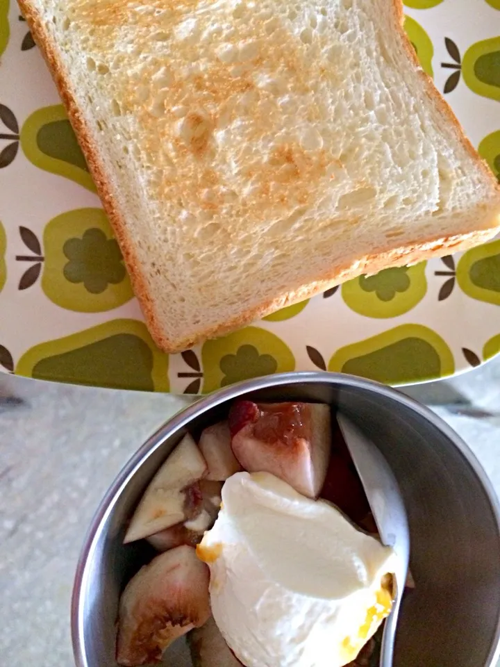 White nectarine with yogurt and toast|Ong Sor Fernさん