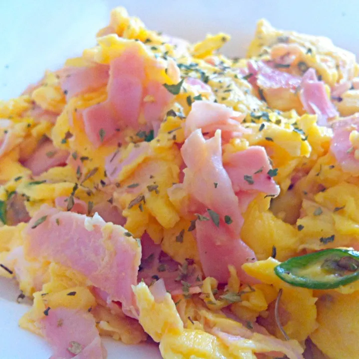 Huevos revueltos con jamón (Mixed eggs with ham and chili)|Jorge Bernal Márquezさん