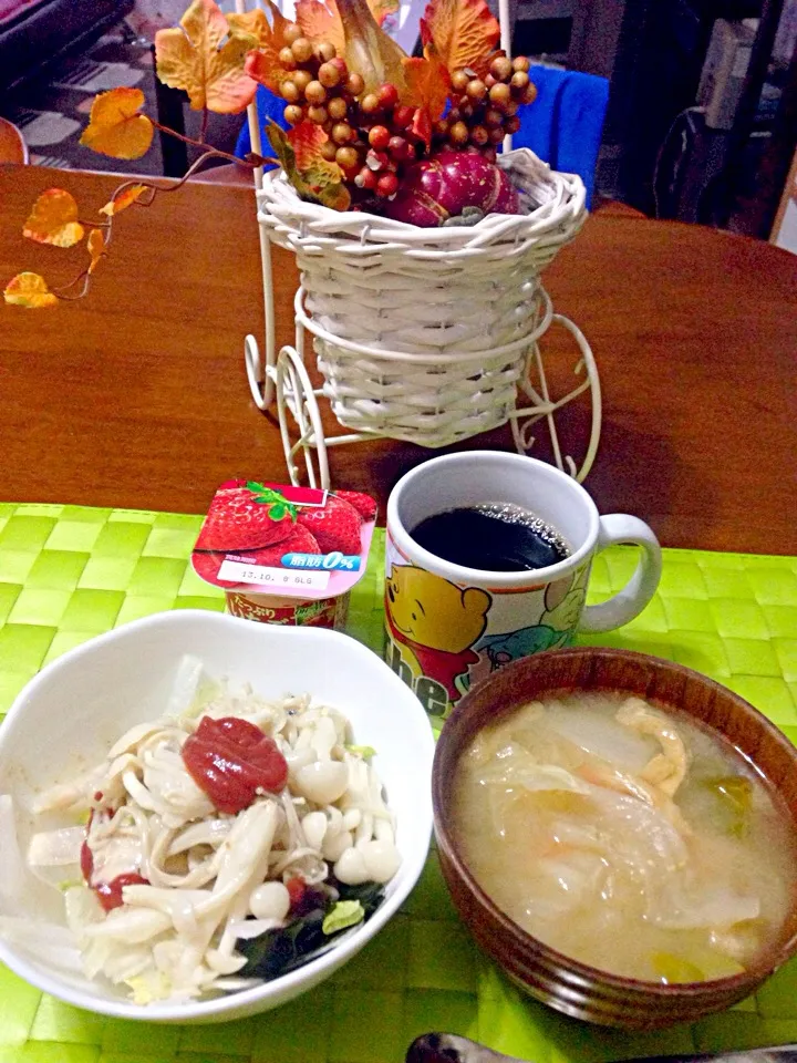 🍄きのこサラダ＆具沢山味噌汁とヨーグルト☕︎|マニラ男さん