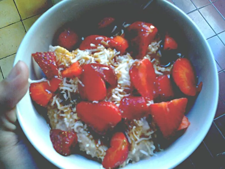 Banana Oatmeal with Strawberry & Cheese|Desty Rialniさん