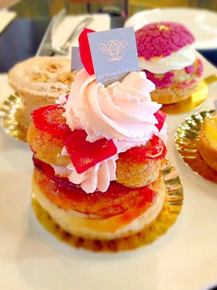 Snapdishの料理写真:Rose choux cream|PhUnGさん