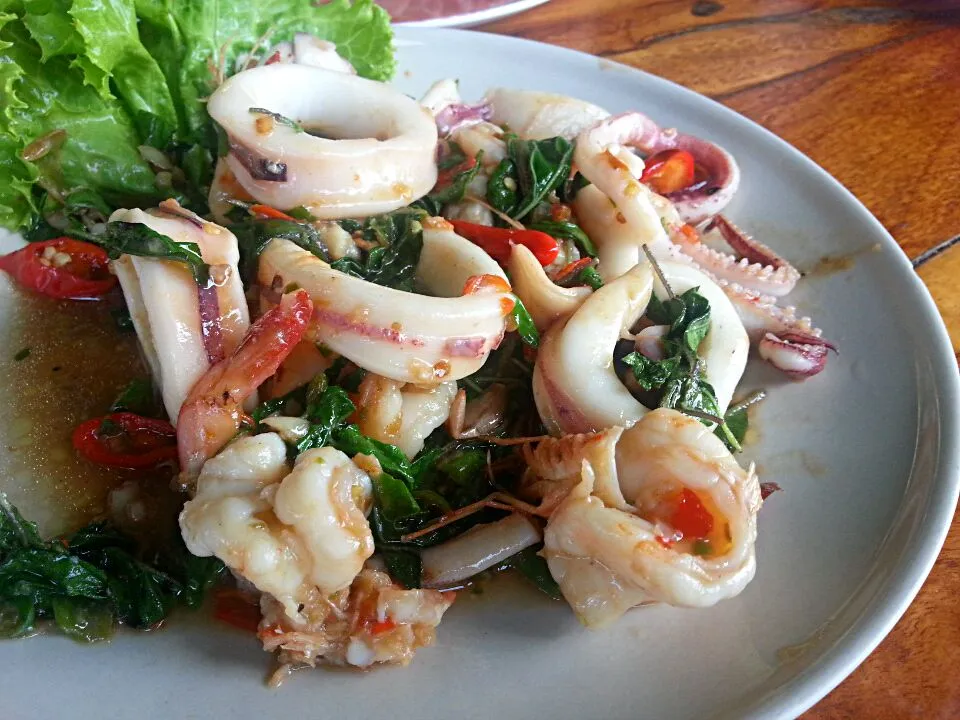 ผัดกะเพราปลาหมึก... Basil stir fried squid|ครัวอิอ้วน... Chubby Cookさん