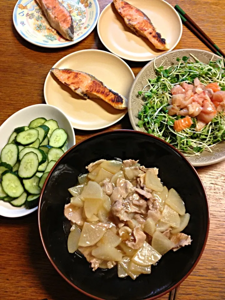 ★豚肉と大根の炊いたん★焼きシャケ★お造りサラダ★ぬか漬け|三宅 里美さん