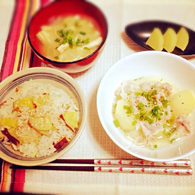 くららさんの料理 塩だけでウマ~❤ジャガイモと豚バラの煮物⭐|いちかさん