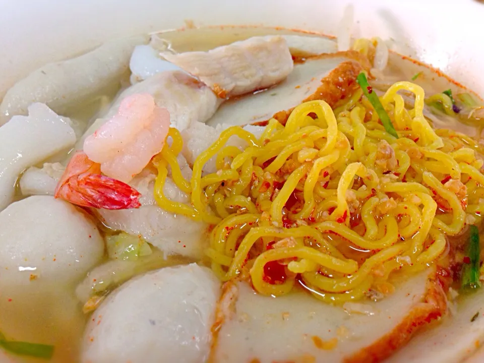 Snapdishの料理写真:บะหมี่ต้มยำทะเล Spicy egg noodle soup with seafood|Yui Phiphitphakdiさん