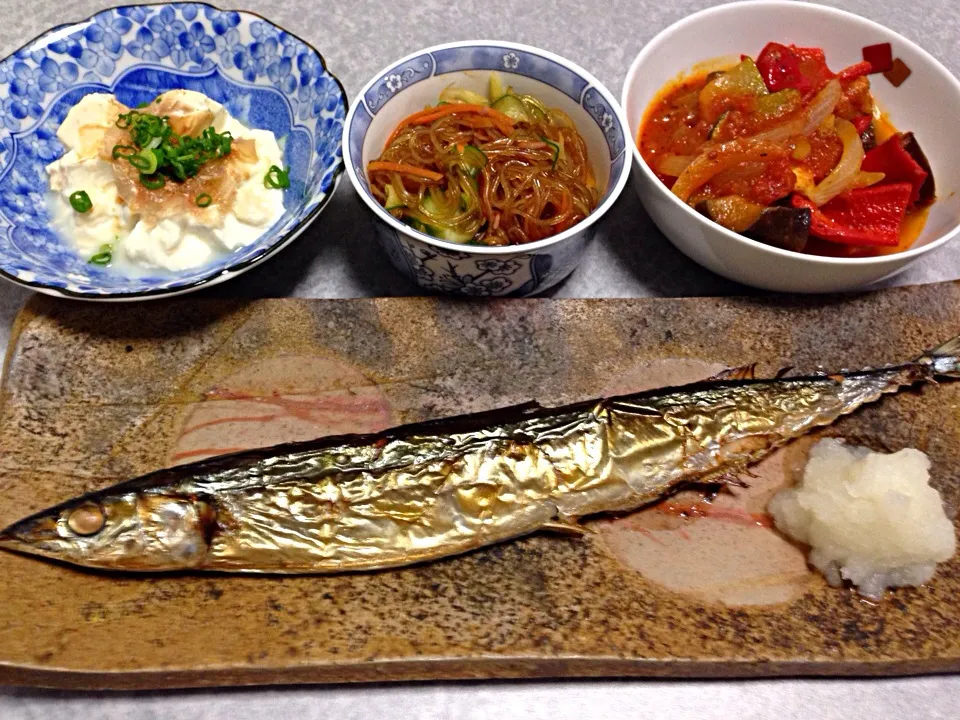 Snapdishの料理写真:まだまだ高いのに贅沢しちゃって秋刀魚1人１匹ずつ！（≧∇≦）|Orie Uekiさん