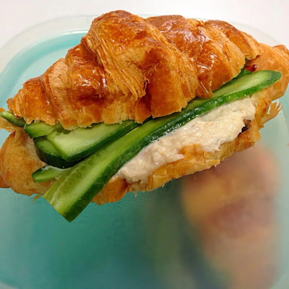 Croissants with Sautee Chicken breast + Tuna Mayonnaise + Cucumber|Genie Cullenさん