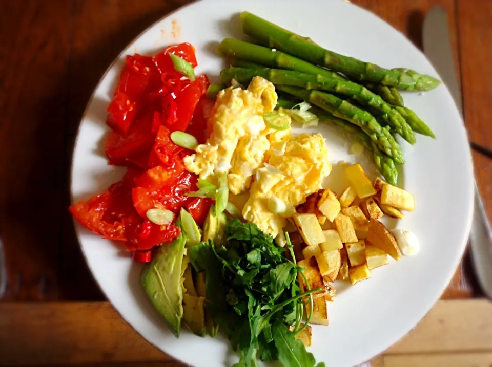 Scrambled eggs, tomatoes, avocado, asparagus, rocket, potatoes|Mistaleさん