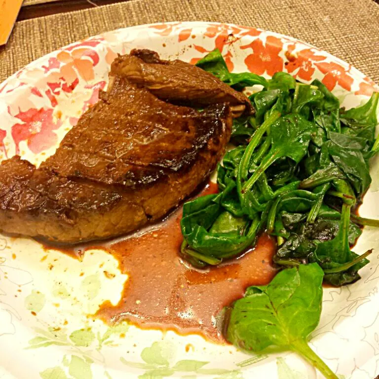 Steak with spinach.|Jorelさん