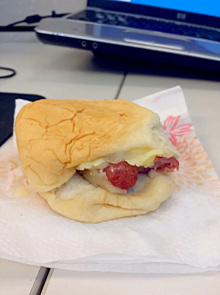 Pandesal with pepper jack cheese and hot dog.|Jorelさん