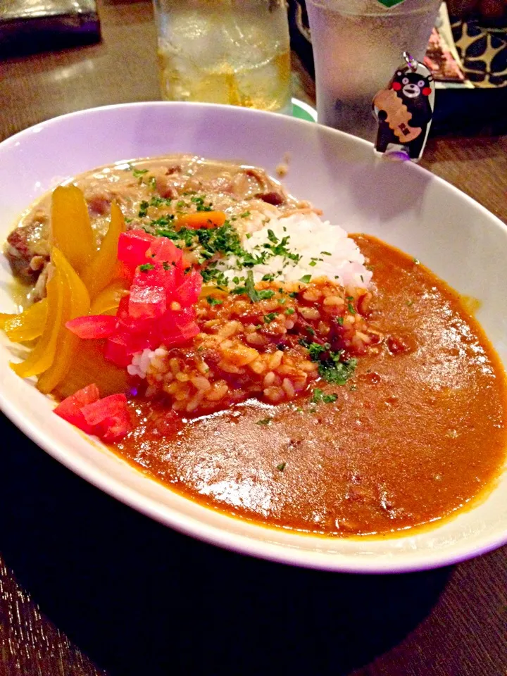 Snapdishの料理写真:キャベツのグリーンカレーとデミトマトのあいがけカレー。もう絶品！2013#272|大阪カレー部長さん