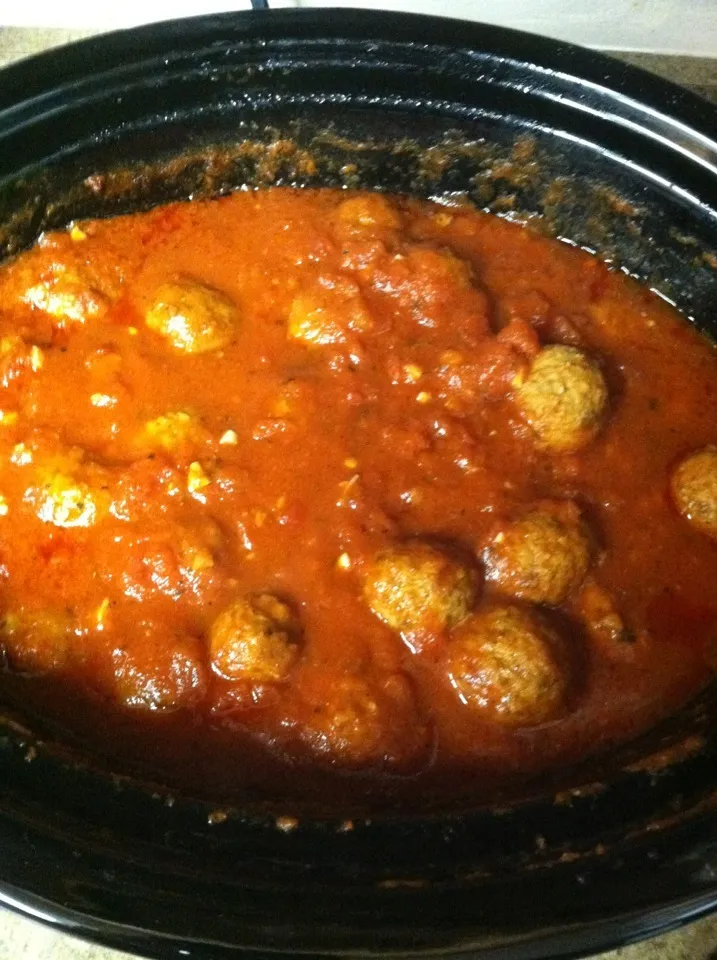 Meatballs in garlic pasta sauce|robb revereさん