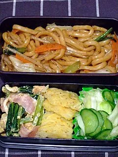 お弁当（焼きうどん、小松菜とベーコンの卵炒め、じゃがいものチーズガレット！キャベツときゅうりの浅漬け）|すーさん