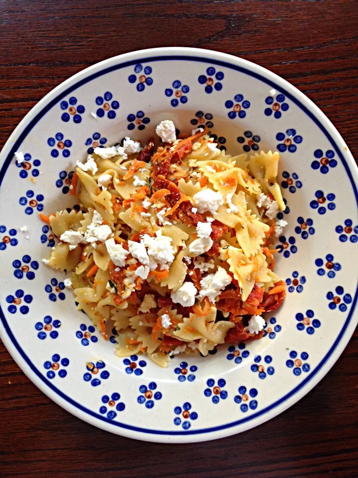 farfelle, sun dried tomato, carrot, feta|Matthew Cashenさん