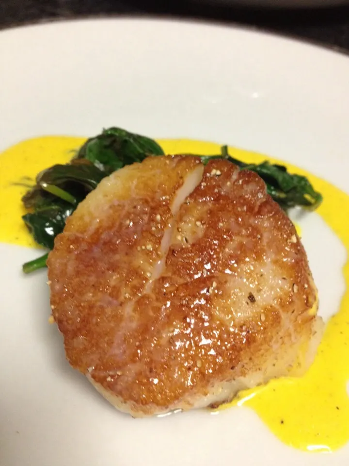 Sea scallop with Vanilla Saffron  Sauce and Spinach|Christine pavelkaさん