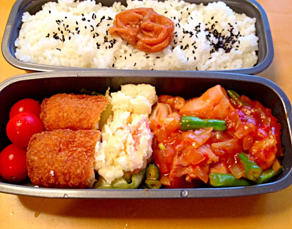 中学生のお弁当。今日は鶏肉と野菜のトマトソース煮にクリームコロッケ。|松浦有里さん