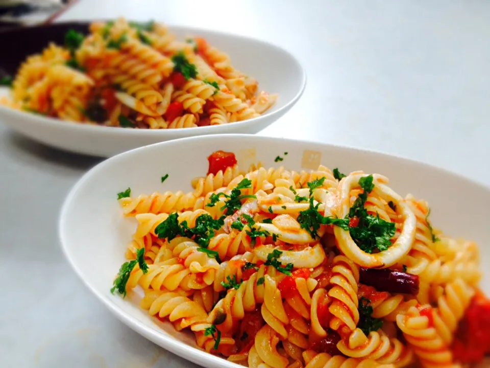 Fusilli with squid in Arrabiata sauce.|Kirk Awiamさん