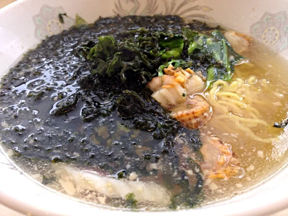 Snapdishの料理写真:今日の社食はホタテ海苔塩ラーメン。420円。磯の香りw|ルーア・ブランカさん